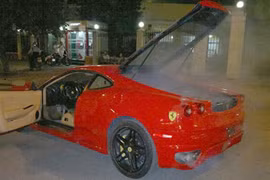 “Ngựa chiến” Ferrari bốc khói nghi ngút trên đường Kim Đồng