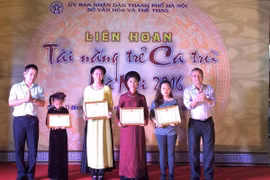 Bế mạc Liên hoan Tài năng trẻ ca trù Hà Nội 2016