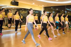 Thí sinh Hoa hậu Việt Nam vén áo khoe vòng eo "con kiến"