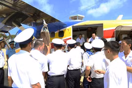 Thủy phi cơ bay ra Trường Sa đưa công nhân gặp nạn vào bờ
