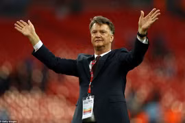 Fan M.U ăn mừng Van Gaal bị sa thải, mở đường để Mourinho gia nhập