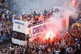 Hàng ngàn CĐV Real Madrid đổ ra đường chào đón nhà vô địch châu Âu 
