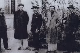 Người nối nhịp cầu Đông - Tây 