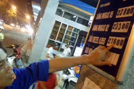 Vì sao giá xăng chỉ giảm 500 đồng/lít? 