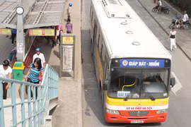 Vận hành 52 xe buýt mới trên 2 tuyến 