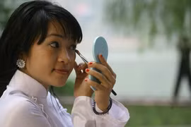 Trang điểm đậm có thể gây trúng nắng 