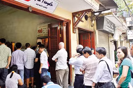 “Nào chúng ta cùng… xếp hàng!” 