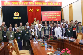 Luôn gắn bó chặt chẽ với nhân dân 
