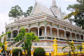 Ngôi chùa khảm gốm độc đáo 