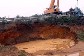 Vỡ đường ống nước sông Đà: Hàng chục nghìn hộ dân lao đao