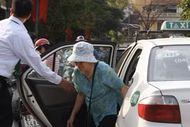 Hạn chế phương tiện cá nhân: Taxi lo bị bỏ quên