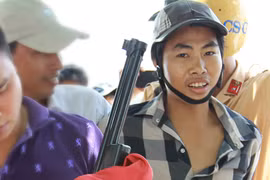 Vác súng đi bán giữa Thủ đô 