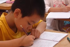 Con đi học, cha mẹ bị “quấy”