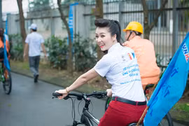Á hậu Thụy Vân đạp xe kêu gọi tiết kiệm điện