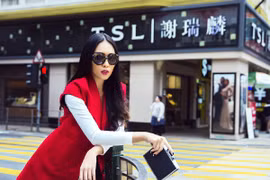Siêu mẫu Diệu Huyền lạnh lùng tạo dáng trên phố Hồng Kông