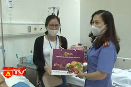 Cụm thi đua số 13 TP Hà Nội tặng quà gia đình có hoàn cảnh khó khăn