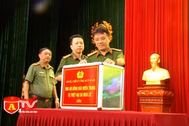 CATP Hà Nội chung tay cùng nhân dân và cán bộ, chiến sỹ 7 tỉnh miền Trung khắc phục thiệt hại do mưa lũ