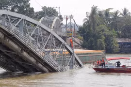 Hàng trăm cây cầu yếu đang chờ sập