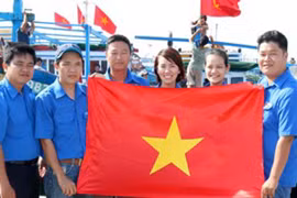 Tặng cờ Tổ quốc cho ngư dân huyện đảo Phú Quý