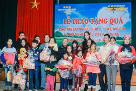 Vợ chồng Minh Khang - Thúy Hạnh mang Tết đến với người nghèo Hòa Bình
