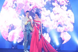 Á hậu Trương Thị May catwalk điêu luyện bên Siêu mẫu Ngọc Tình