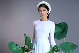 Diện áo dài, Lan Khuê vẫn khoe vóc dáng gợi cảm