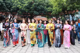 Thí sinh "Người đẹp Kinh Bắc 2017" chiêm bái chùa Phật Tích