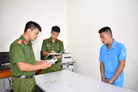 Dùng thắt lưng siết cổ tài xế taxi cướp tài sản