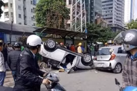 Hà Nội: Tai nạn liên hoàn, xe ô tô lật ngữa giữa phố