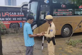 Hà Nội: Xử phạt hàng loạt xe khách vi phạm trên đường Trần Vỹ