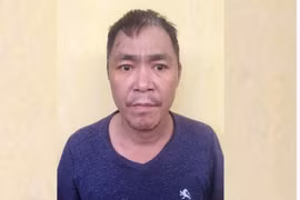 Bẻ gương ôtô, bị chủ xe phát hiện liền móc "phóng lợn" dọa đâm