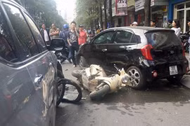 Hà Nội: Ô tô tông xe máy, mẹ văng ra xa con bị cuốn vào gầm xe