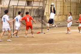 Sôi nổi giải bóng đá “Tình đồng đội”