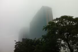 Sương mù bao phủ khắp Hà Nội