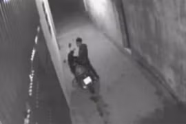 "Trình kém", đạo chích suýt bị chủ xe máy tóm