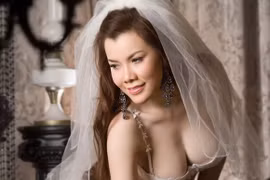 "Đối thủ của Ngọc Trinh" táo bạo khoe vòng một 'nghẹt thở'