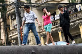 Người Hà Nội dò dẫm qua "cầu khỉ"
