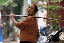 Sức mạnh của người đàn bà kéo xác máy bay Mỹ.