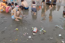 Đến Sầm Sơn, tắm biển chung với... rác