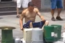 Tay trống đường phố tài hoa
