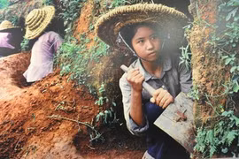 Cảnh trẻ em thời chiến đào hầm