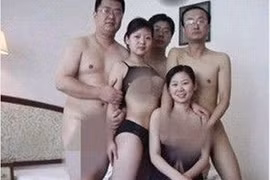Trung Quốc: Lộ ảnh thác loạn tập thể của "quan huyện"
