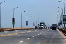 Xe buýt bị cấm lưu thông qua cầu Thăng Long giờ cao điểm để hạn chế ùn tắc