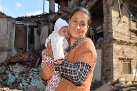 Thảm hoạ động đất Nepal: Mẹ bất lực đứng nghe con khóc dưới đống đổ nát 