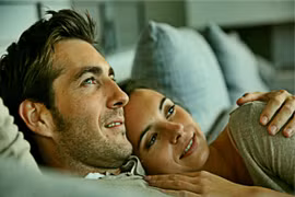 Vì sao phụ nữ thích được ôm ấp?