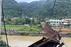 Đứt cáp cầu treo qua sông Nậm Núa, ba người đi ô tô rơi xuống sông