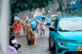 Bão số 5 suy yếu thành áp thấp, Hà Nội và Bắc bộ mưa trắng trời