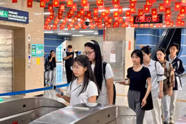 Khách được miễn phí đi metro Cát Linh- Hà Đông khi mua vé bằng công nghệ mới