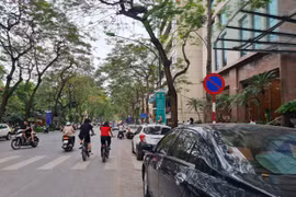 Giá trông giữ ô tô, xe máy tại nhiều tuyến phố ở Hà Nội tăng mạnh