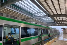 Nhà ga metro Cát Linh- Hà Đông bị tốc mái gây dột, kiến nghị sửa chữa khẩn